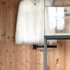 Stalen sokkel of display met vierkante glazen stolp of vitrine van glas in lood