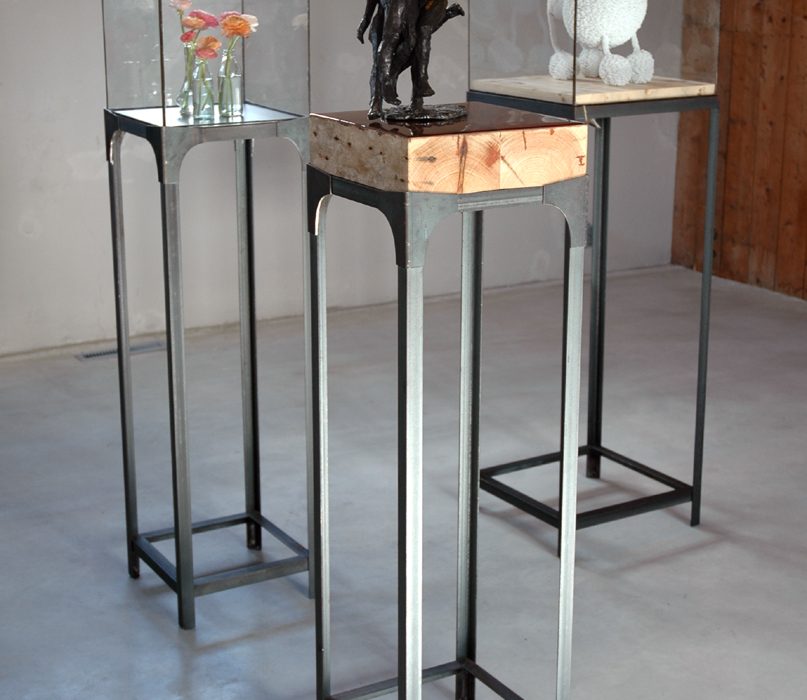 Industriële sokkels met vierkante stolp of vitrine met blauwstalen epoxy blad