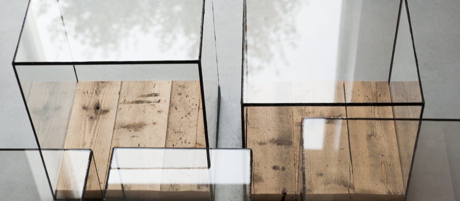 Vierkante glazen kubus vitrine display of stolp van glas in lood om te etaleren