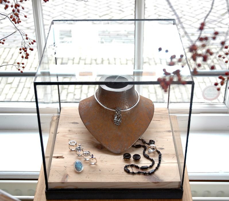 Vitrines en vierkante kubus stolpen of displays van glas in lood bij goudsmid en juwelier