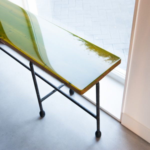 Stalen sidetable met houten tafelblad in gekleurd epoxy in een uniek industrieel design