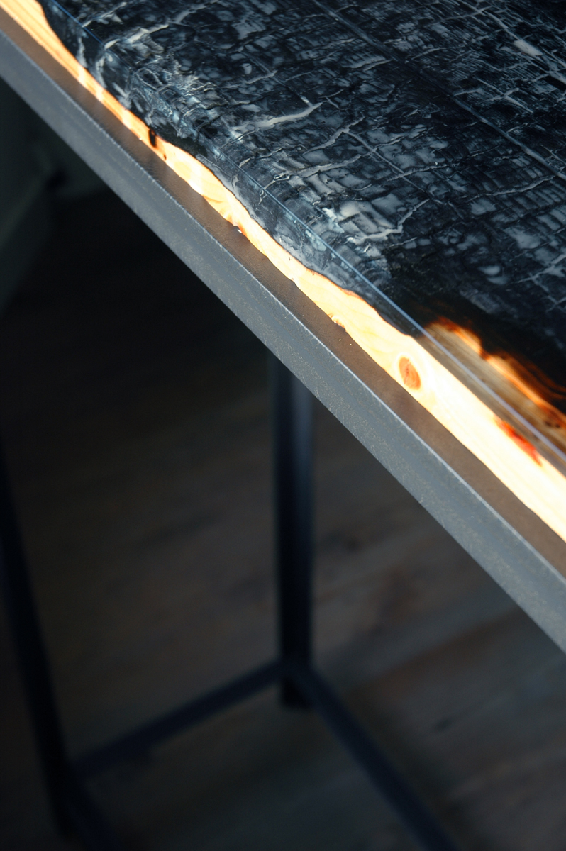 Renzez verbrand hout met epoxy art en productpresentatie