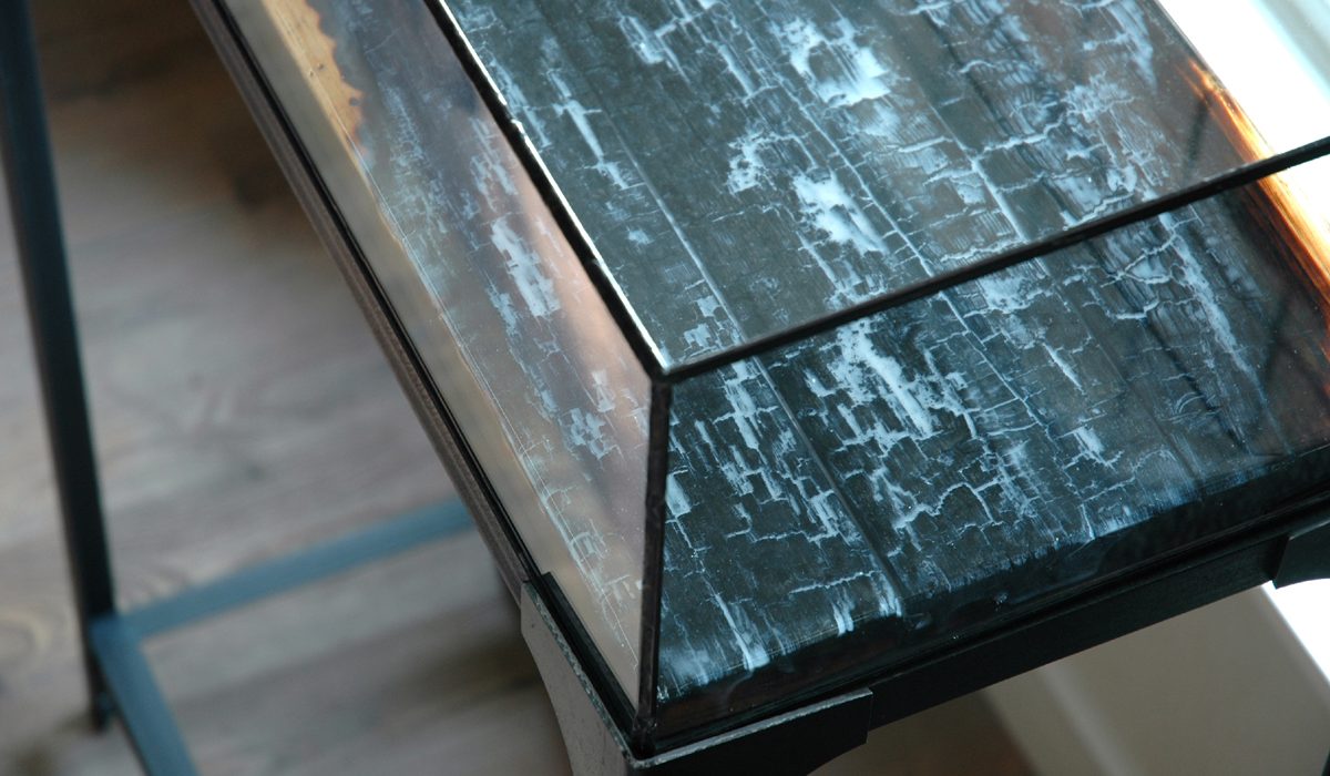 Renzez stalen sokkel met vitrine en epoxy tafelblad