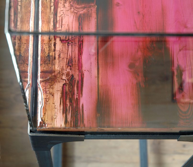 Sokkel of display met colour epoxy topdek en glas in lood vitrine