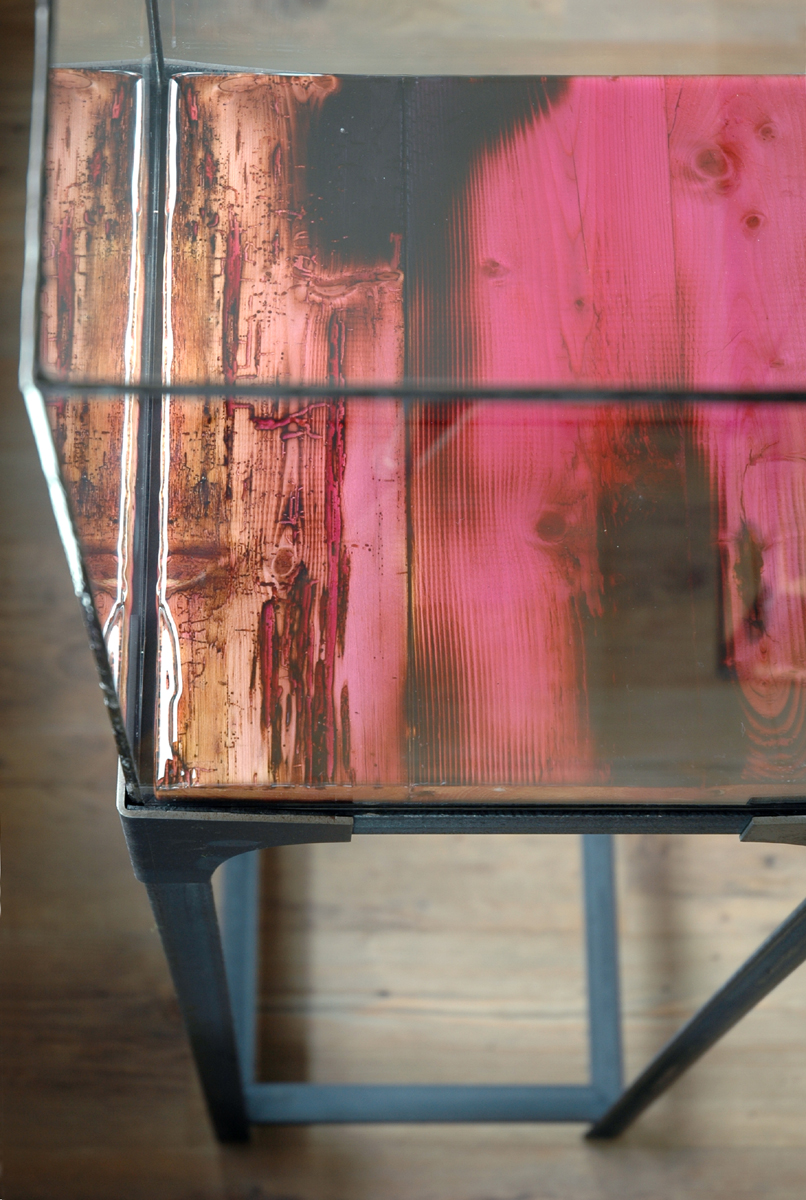 Renzez sokkel met glas in lood vitrine tafelblad in epoxy roze colour coating