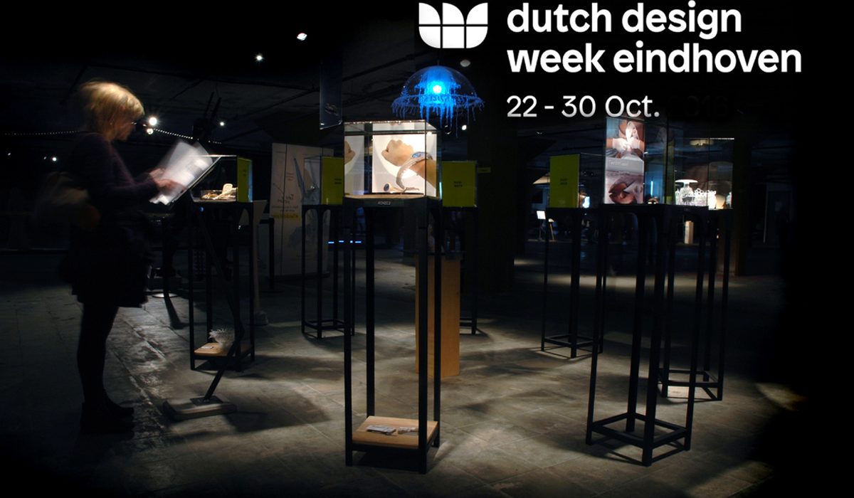 Sokkel met glazen kubus vitrine en lessenaar bij dutch design Eindhoven