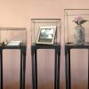 industriële display of sokkel met glas in lood kubus vitrine