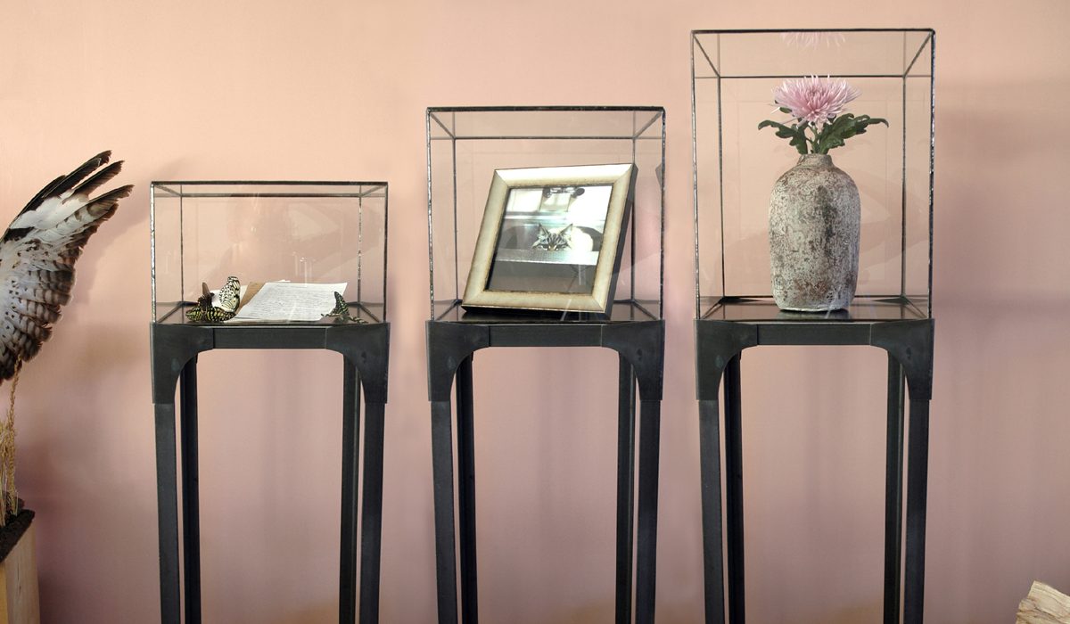 industriële display of sokkel met glas in lood kubus vitrine