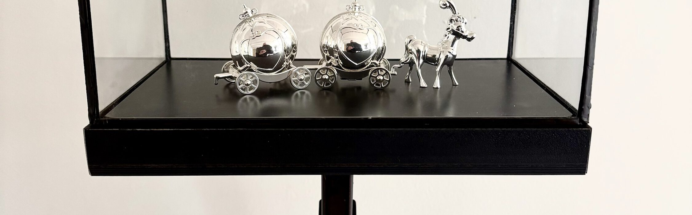 Vitrine met in hoogte verstelbare muurbevestiging.