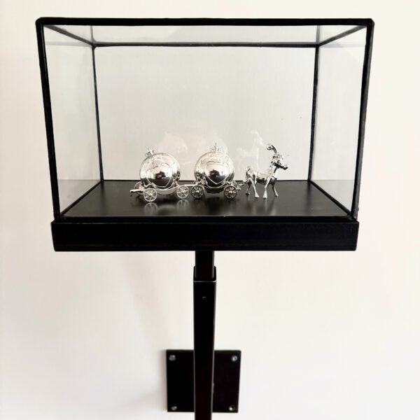 Vitrine met in hoogte verstelbare muurbevestiging.