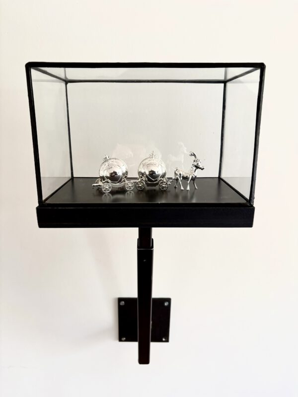 Vitrine met in hoogte verstelbare muurbevestiging.